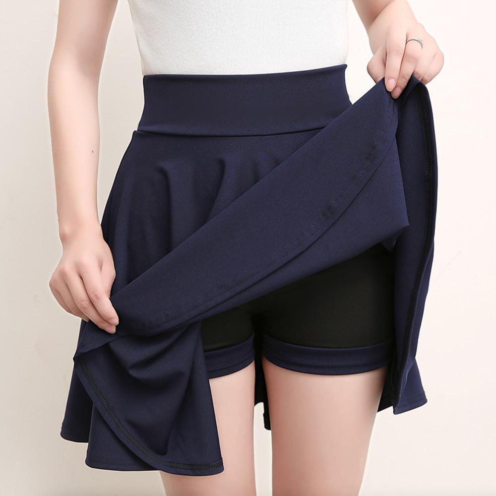 "Dams 2-i-1 stretch shorts och kjol, svart, elastisk och bekväm design, perfekt för sommardagar och aktiviteter."