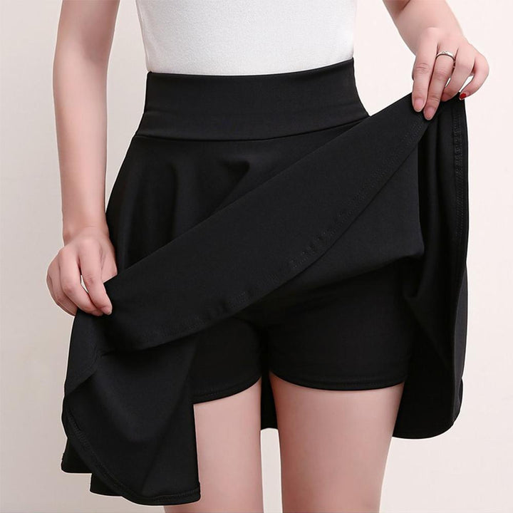"Dams 2-i-1 stretch shorts och kjol, svart, elastisk och bekväm design, perfekt för sommardagar och aktiviteter."