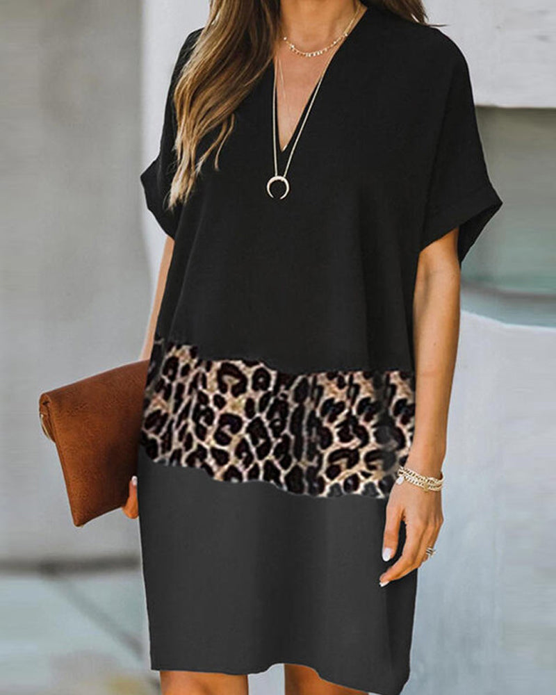 Dams klänning i leopardmönster, V-ringad och löst passform, kortärmad och knälång stil för elegant vardag.