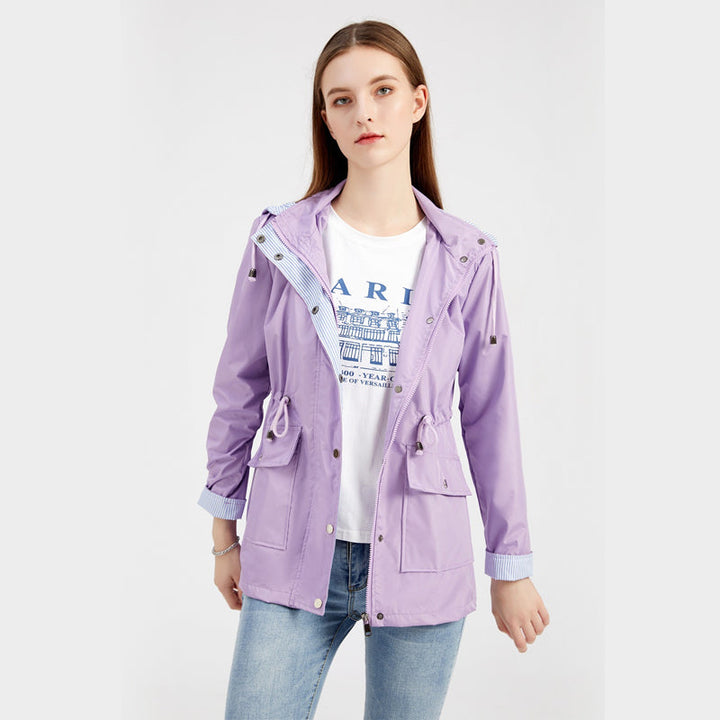 "Dams vattentät mellanlång trenchcoat med dragsko, elegant stil, vinröd färg, praktisk och trendig för alla väder."
