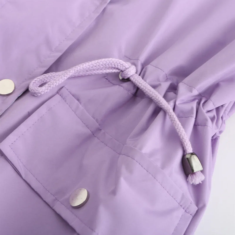 "Dams vattentät mellanlång trenchcoat med dragsko, elegant stil, vinröd färg, praktisk och trendig för alla väder."