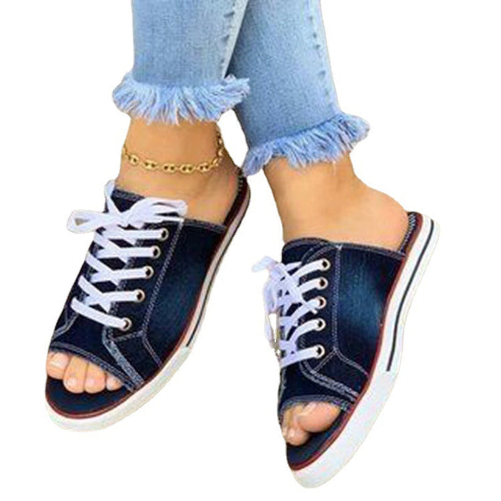 "Damsandal med snörning i denim, platt häl, öppna tår, sommarutstyrsel, bekväm och stilren design i flera färger."