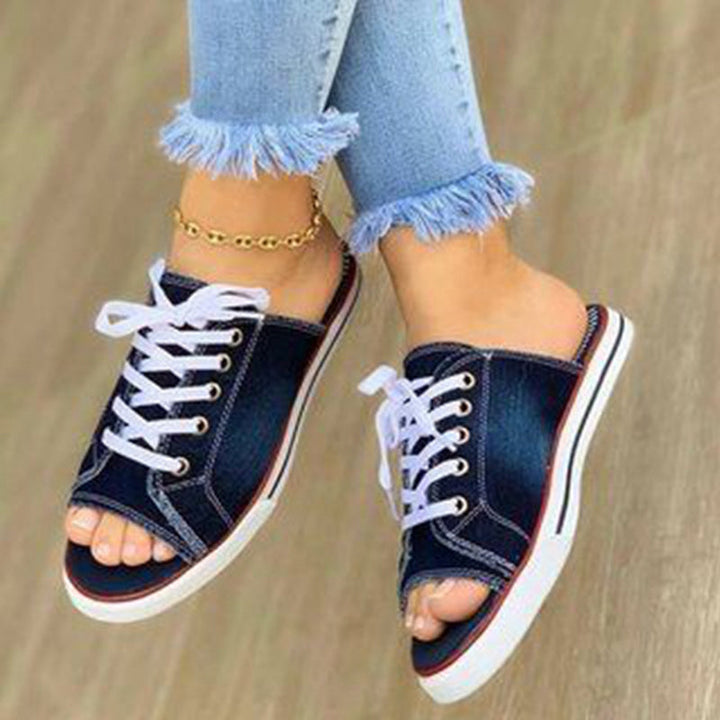 "Damsandal med snörning i denim, platt häl, öppna tår, sommarutstyrsel, bekväm och stilren design i flera färger."