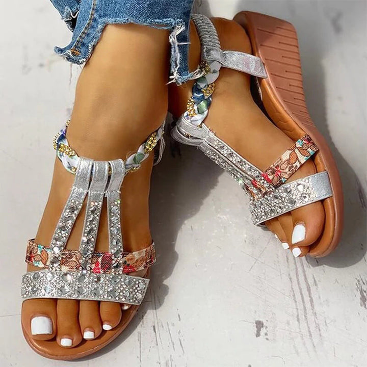 "Damsandaler i Boho-stil, mellanhög klack i guld och silver, elegant bohemisk design, ger stil och komfort för sommardagar."