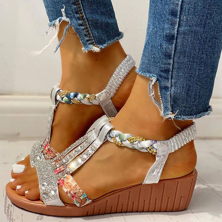 "Damsandaler i Boho-stil, mellanhög klack i guld och silver, elegant bohemisk design, ger stil och komfort för sommardagar."