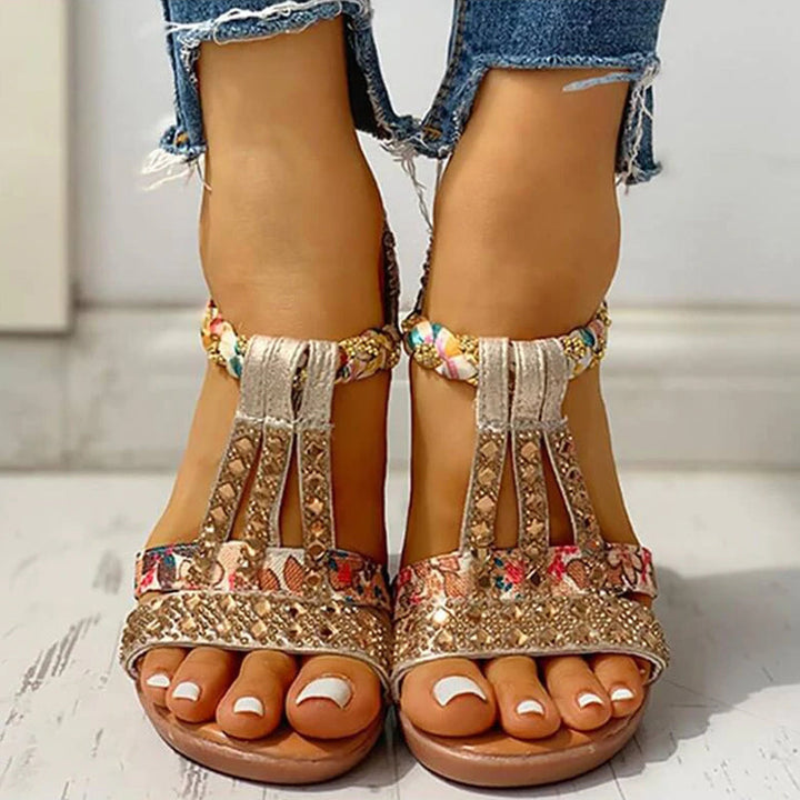 "Damsandaler i Boho-stil, mellanhög klack i guld och silver, elegant bohemisk design, ger stil och komfort för sommardagar."