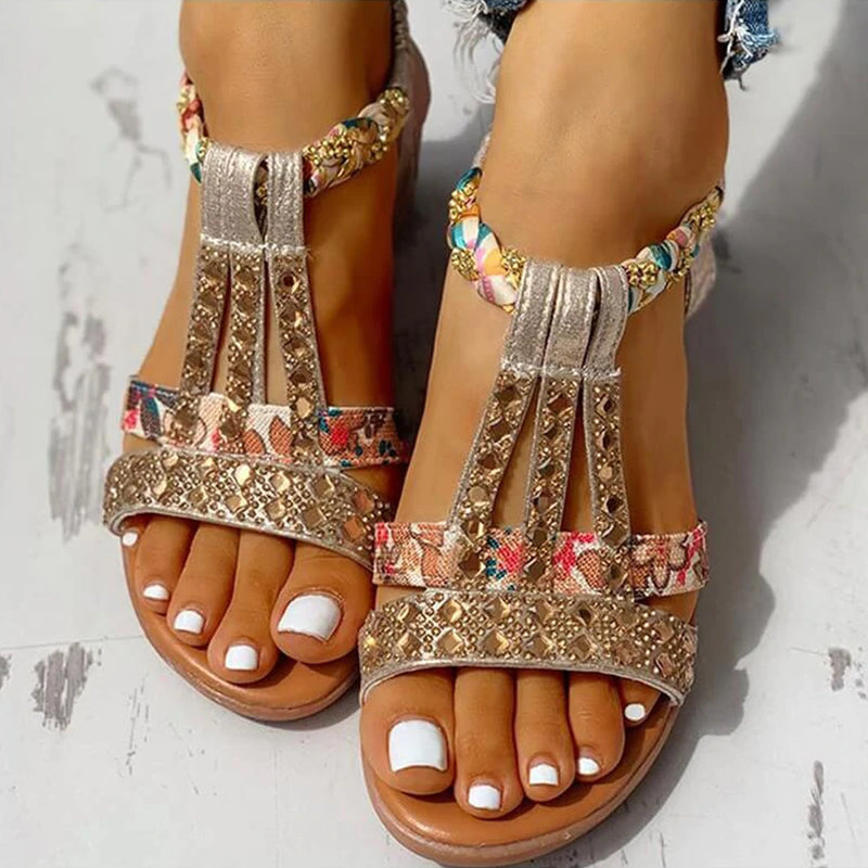 "Damsandaler i Boho-stil, mellanhög klack i guld och silver, elegant bohemisk design, ger stil och komfort för sommardagar."