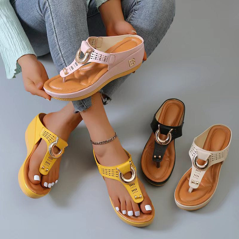 Damsandaler med bling och tjocka kilar i PU-material, visade i trendig sommarstil och finns i flera färger.