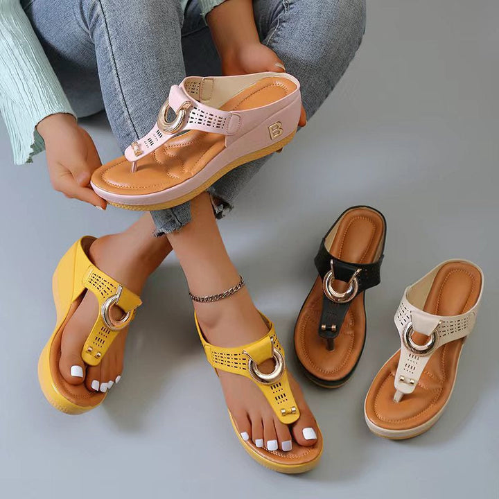 Damsandaler med bling och tjocka kilar i PU-material, visade i trendig sommarstil och finns i flera färger.