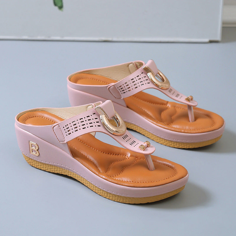 Damsandaler med bling och tjocka kilar i PU-material, visade i trendig sommarstil och finns i flera färger.