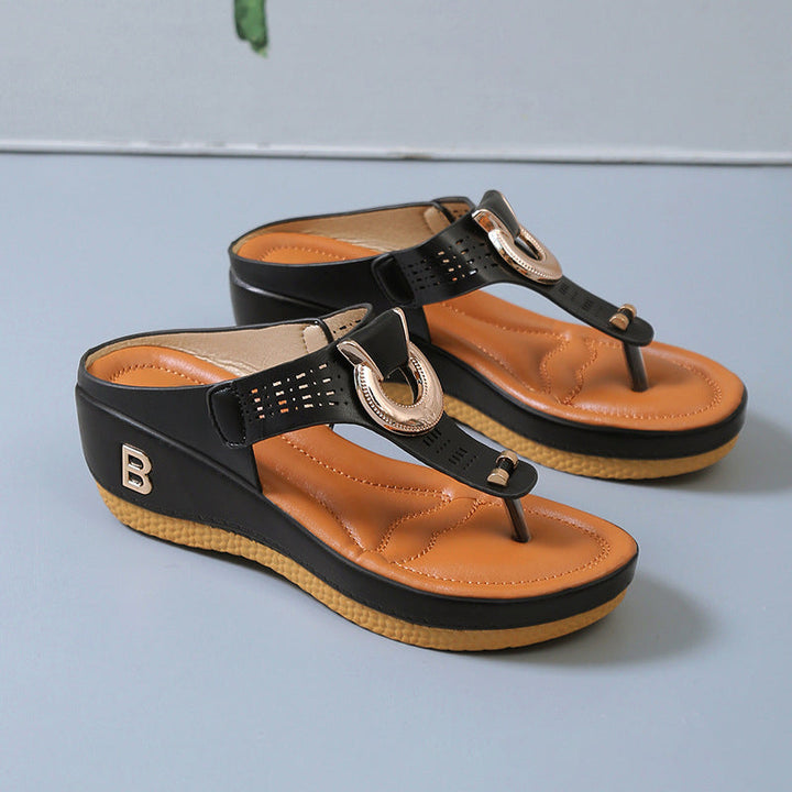 Damsandaler med bling och tjocka kilar i PU-material, visade i trendig sommarstil och finns i flera färger.
