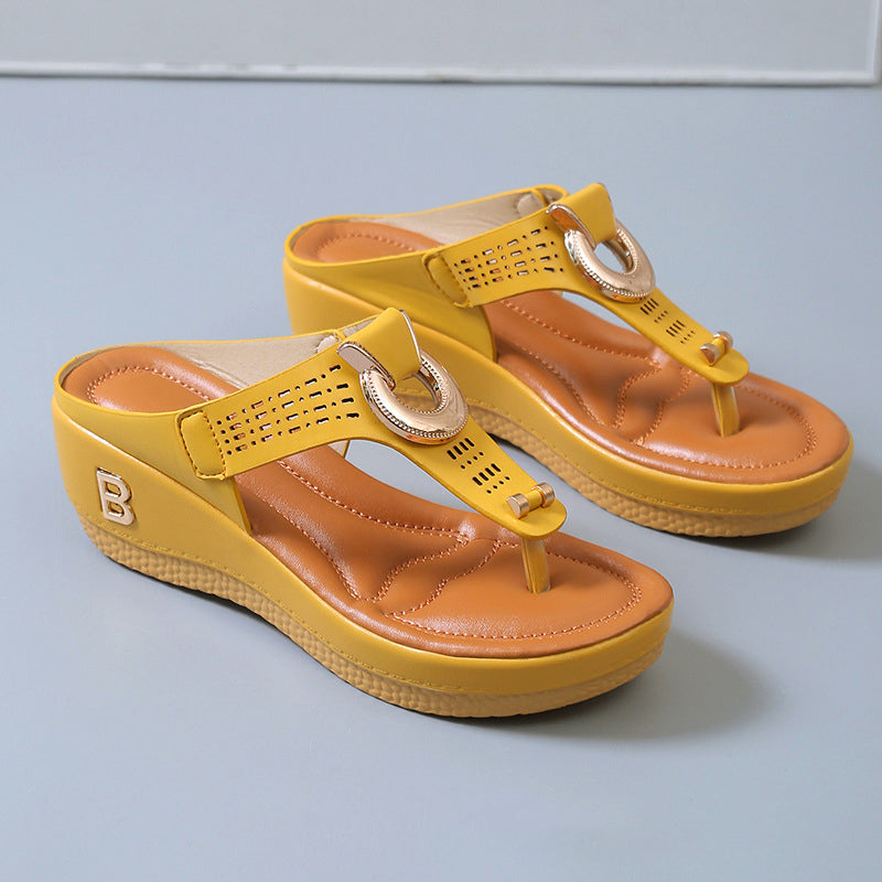 Damsandaler med bling och tjocka kilar i PU-material, visade i trendig sommarstil och finns i flera färger.
