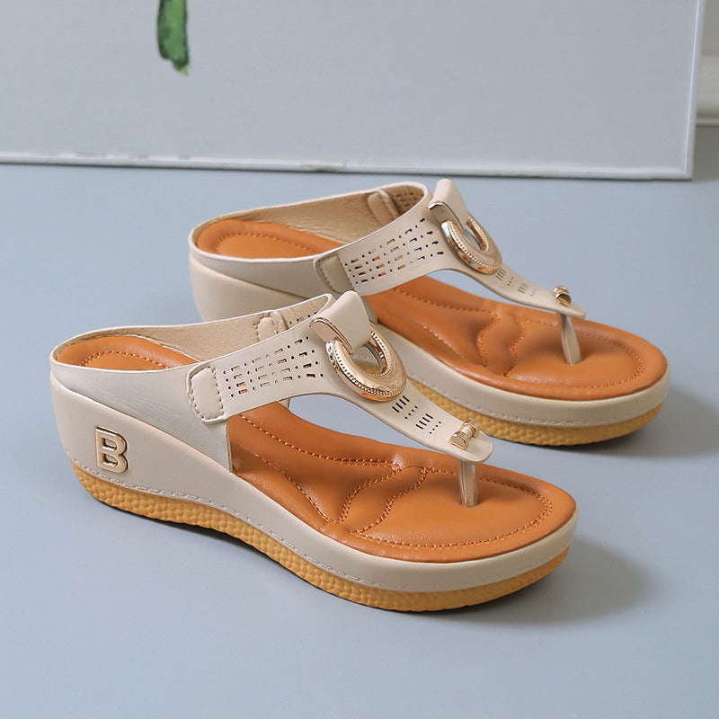 Damsandaler med bling och tjocka kilar i PU-material, visade i trendig sommarstil och finns i flera färger.