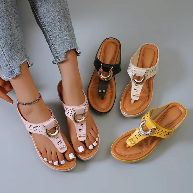 Damsandaler med bling och tjocka kilar i PU-material, visade i trendig sommarstil och finns i flera färger.