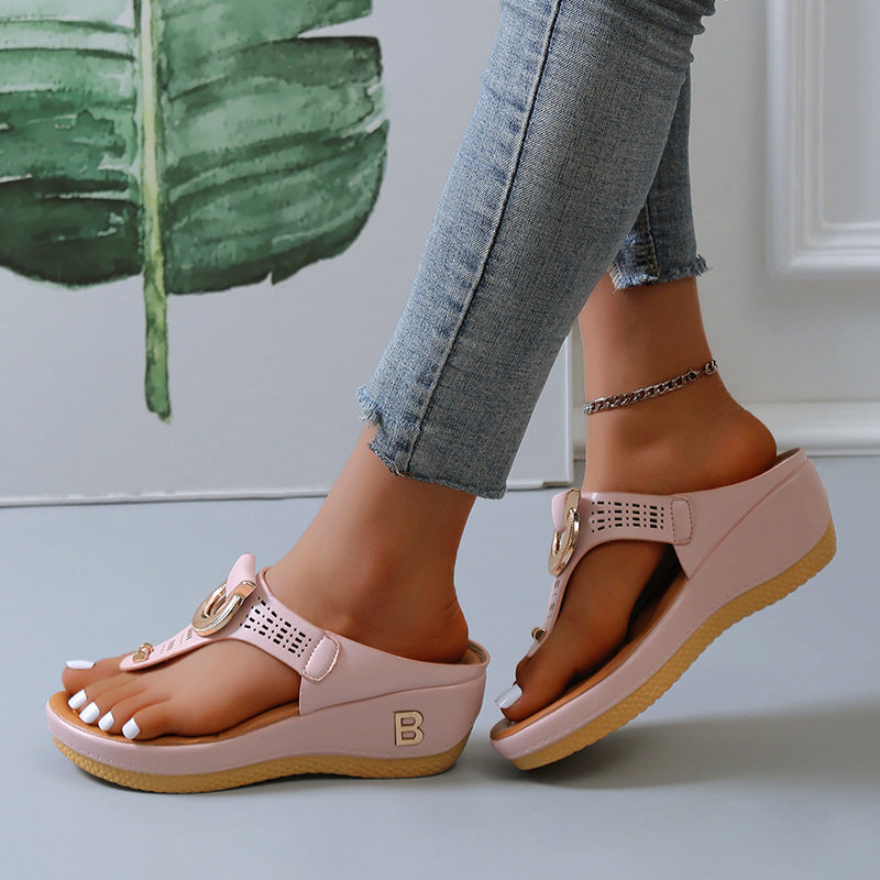 Damsandaler med bling och tjocka kilar i PU-material, visade i trendig sommarstil och finns i flera färger.
