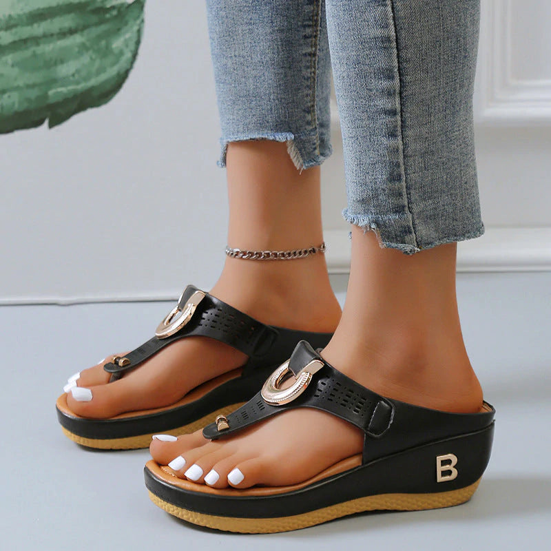 Damsandaler med bling och tjocka kilar i PU-material, visade i trendig sommarstil och finns i flera färger.