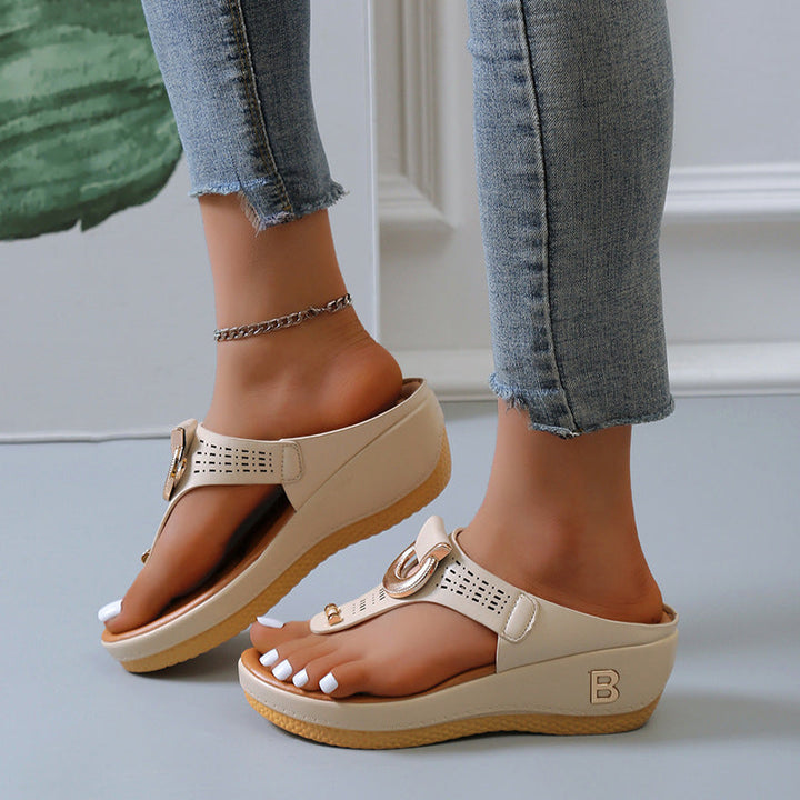 Damsandaler med bling och tjocka kilar i PU-material, visade i trendig sommarstil och finns i flera färger.