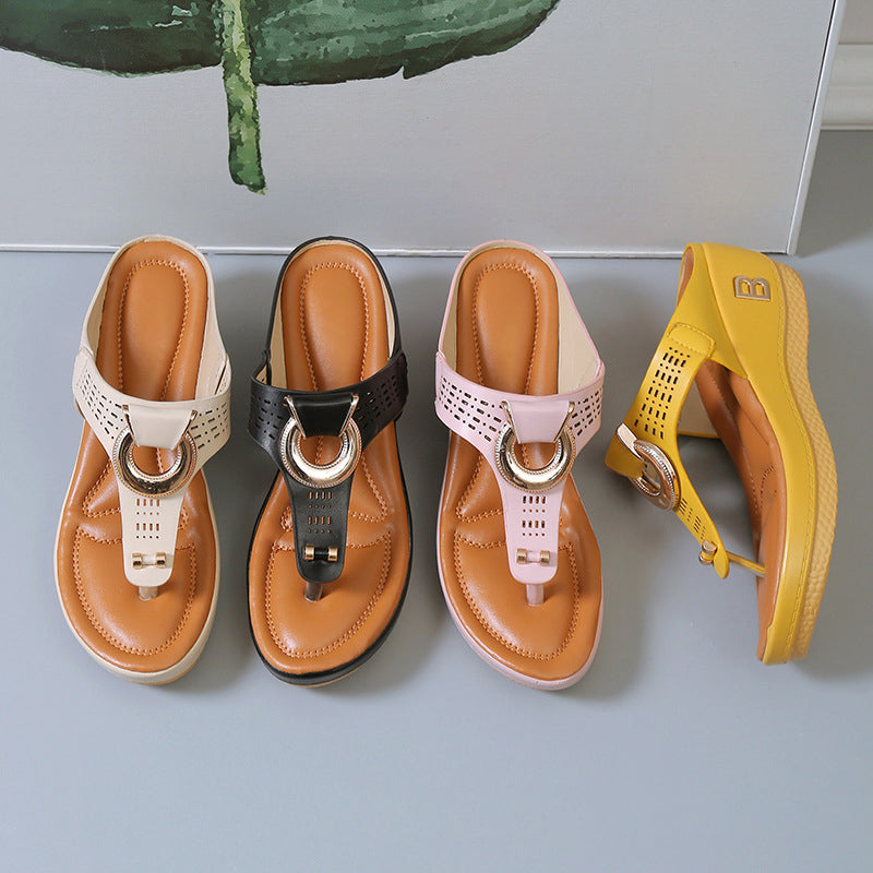 Damsandaler med bling och tjocka kilar i PU-material, visade i trendig sommarstil och finns i flera färger.