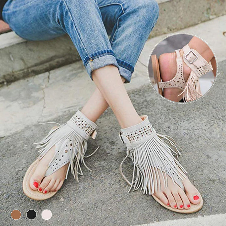 "Damsandaler med bohemisk stil, pärlade detaljer och fiskbensdesign i beige, brun och svart för sommarens äventyr."