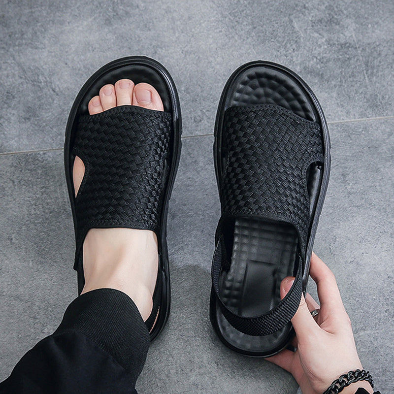 "Damsandaler med mesh och platt klack, vävda detaljer, perfekt för sommaren, stil och komfort på stranden eller i staden."