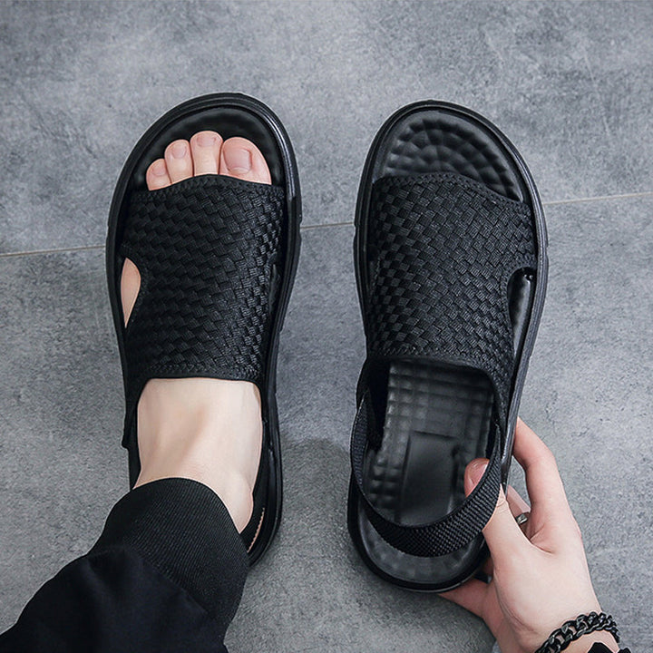 "Damsandaler med mesh och platt klack, vävda detaljer, perfekt för sommaren, stil och komfort på stranden eller i staden."