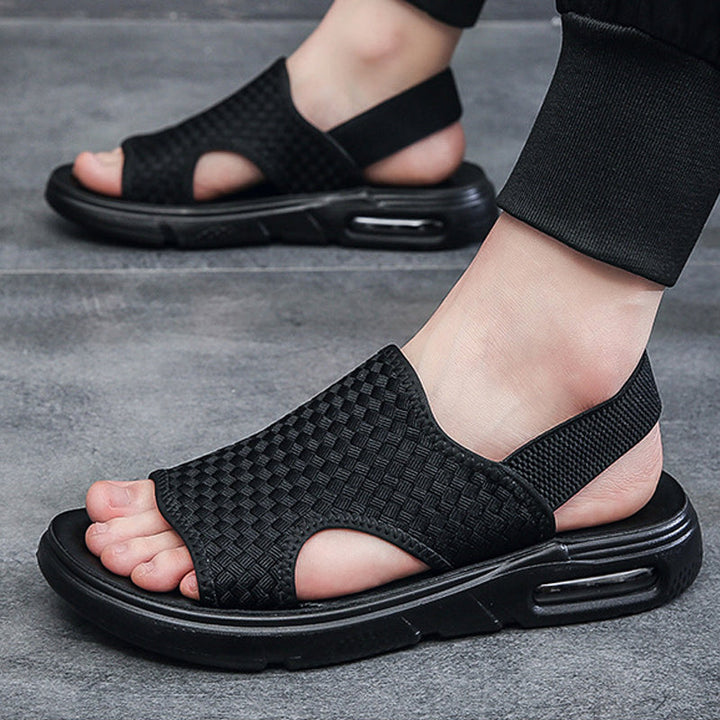 "Damsandaler med mesh och platt klack, vävda detaljer, perfekt för sommaren, stil och komfort på stranden eller i staden."
