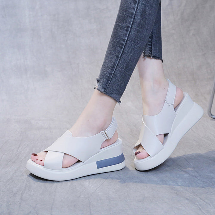 "Damsandaler öppen tå fiskmundesign i PU-läder svart beige, eleganta och bekväma för sommarbruk."