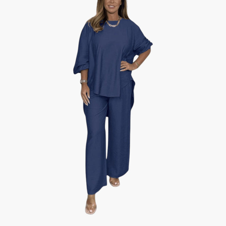 Mjukt damset med rund hals och vida byxor. Perfekt som loungekläder eller för en chic vardagslook.