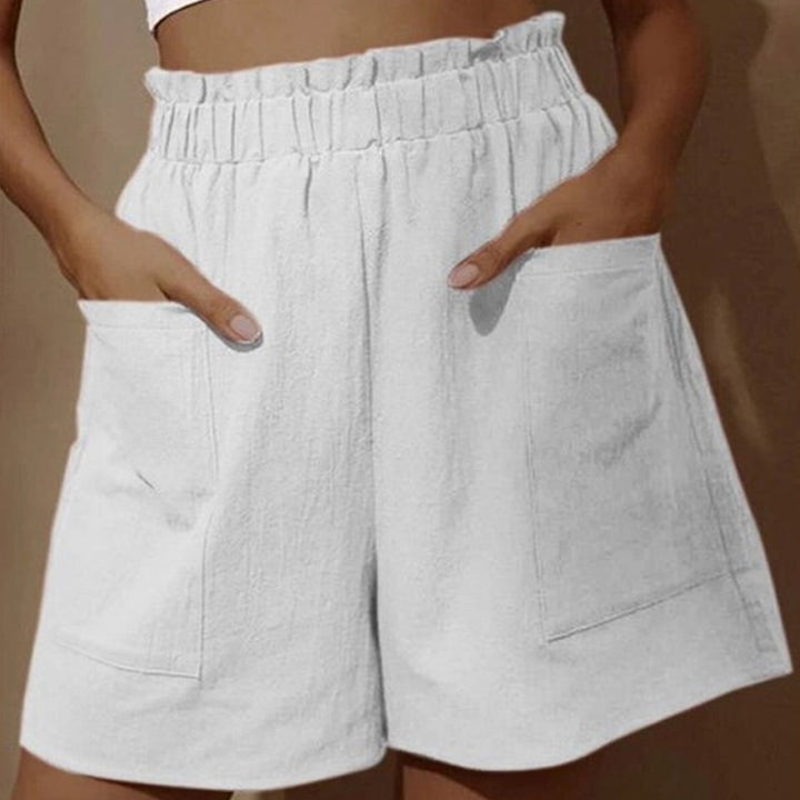 Damshorts med hög midja i bomull, framifrån. Perfekta för sommaren, med justerbar dragsko och två snedställda fickor.