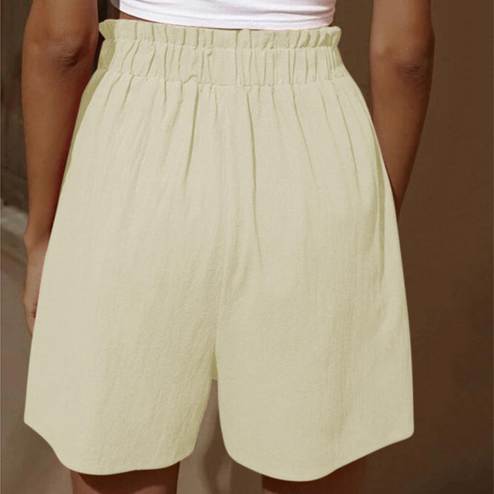 Damshorts med hög midja i bomull, framifrån. Perfekta för sommaren, med justerbar dragsko och två snedställda fickor.