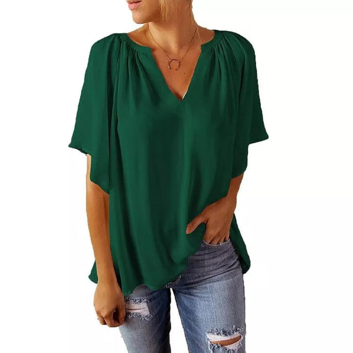 "Damskjorta i lös chiffong, sommarstil, sedd framifrån, lätt och luftigt material, casual och elegant för varma dagar."