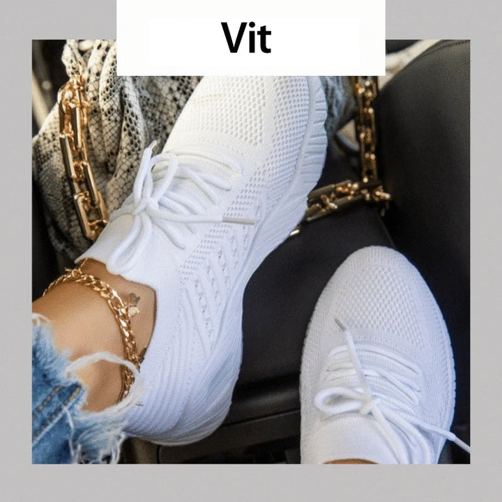 "Damskor casual sneakers, andningsbara och bekväma, i vit design med ergonomiskt stöd och halkfri sula."