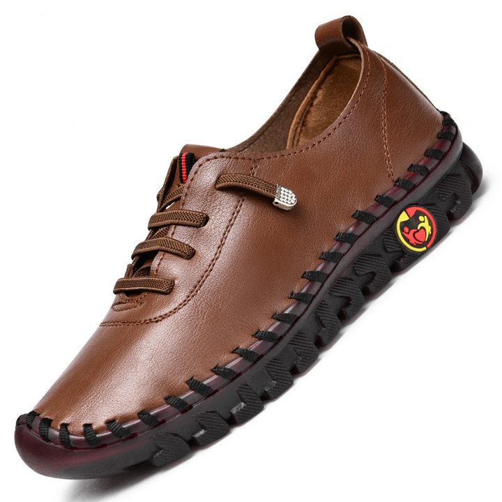 "Damskor i mjuk kohud med halkfri gummisula, andningsbar design, eleganta slip-on för komfort och stil."