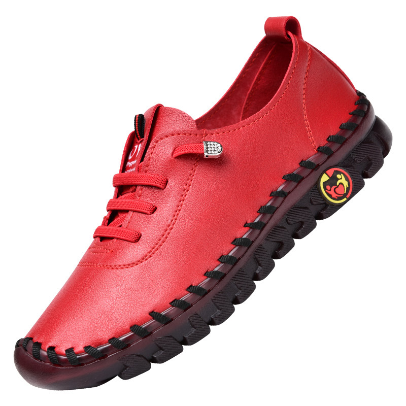 "Damskor i mjuk kohud med halkfri gummisula, andningsbar design, eleganta slip-on för komfort och stil."