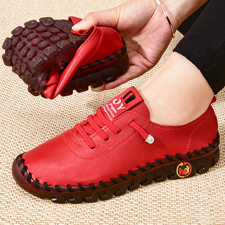 "Damskor i mjuk kohud med halkfri gummisula, andningsbar design, eleganta slip-on för komfort och stil."