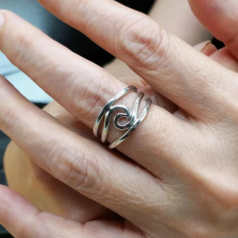 "Damsmycke kopparring 'Lycka i Vågor' med vitguldsfinish och meddelandekort, elegant och tidlös design för kvinnor."