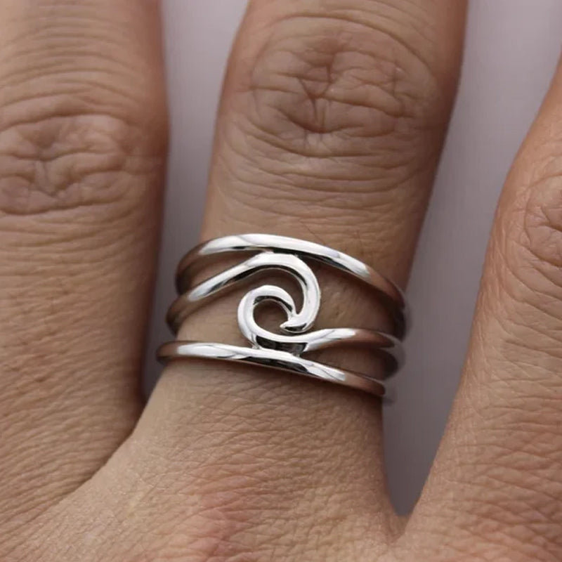 "Damsmycke kopparring 'Lycka i Vågor' med vitguldsfinish och meddelandekort, elegant och tidlös design för kvinnor."