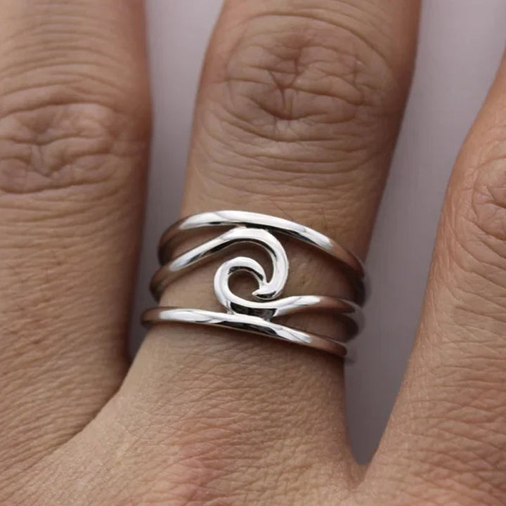 "Damsmycke kopparring 'Lycka i Vågor' med vitguldsfinish och meddelandekort, elegant och tidlös design för kvinnor."