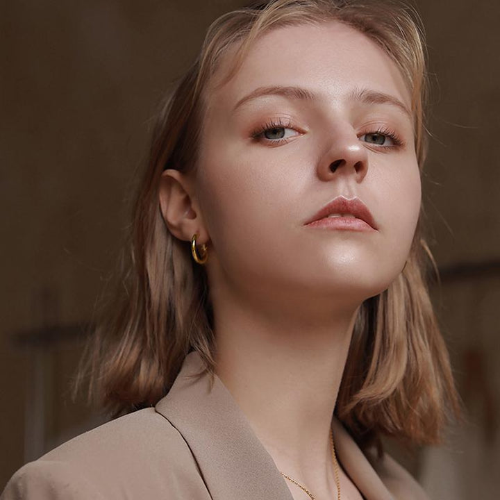 "Damsmycken ringörhängen i guld/silver med infällbar spets, elegant design, olika storlekar för bekväm passform."
