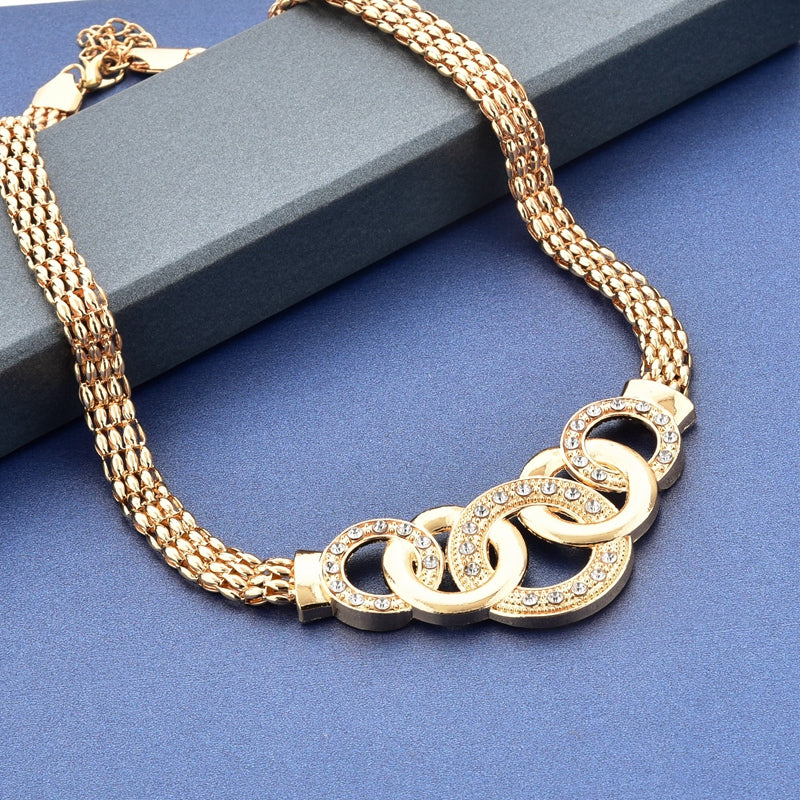 "Damsmyckesset i guld och silver med zirconia, innehåller halsband, armband, örhängen och ring, elegant design."