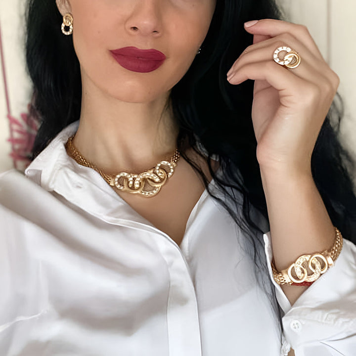 "Damsmyckesset i guld och silver med zirconia, innehåller halsband, armband, örhängen och ring, elegant design."