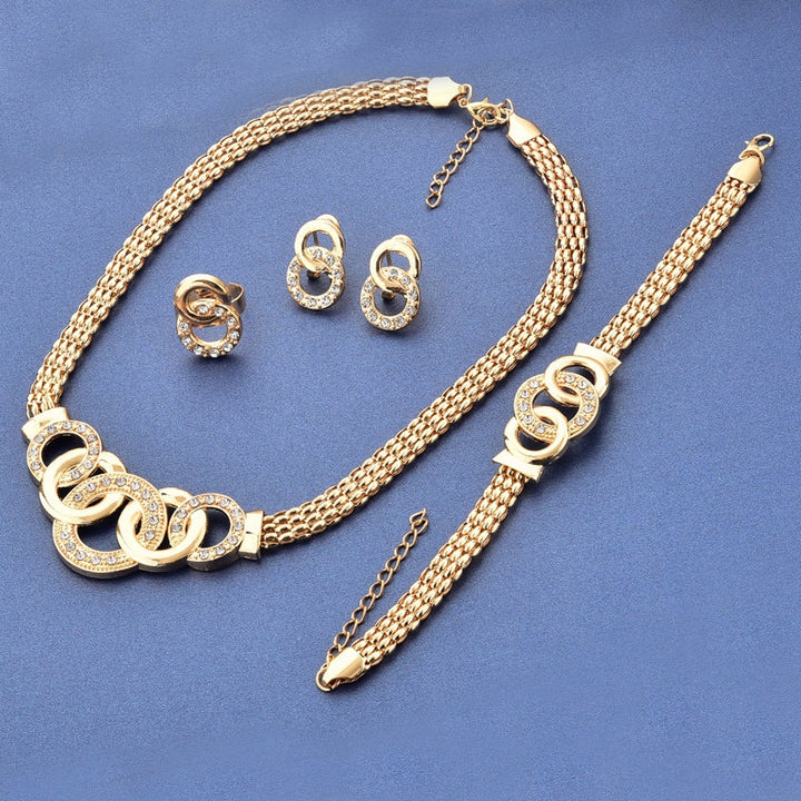 "Damsmyckesset i guld och silver med zirconia, innehåller halsband, armband, örhängen och ring, elegant design."