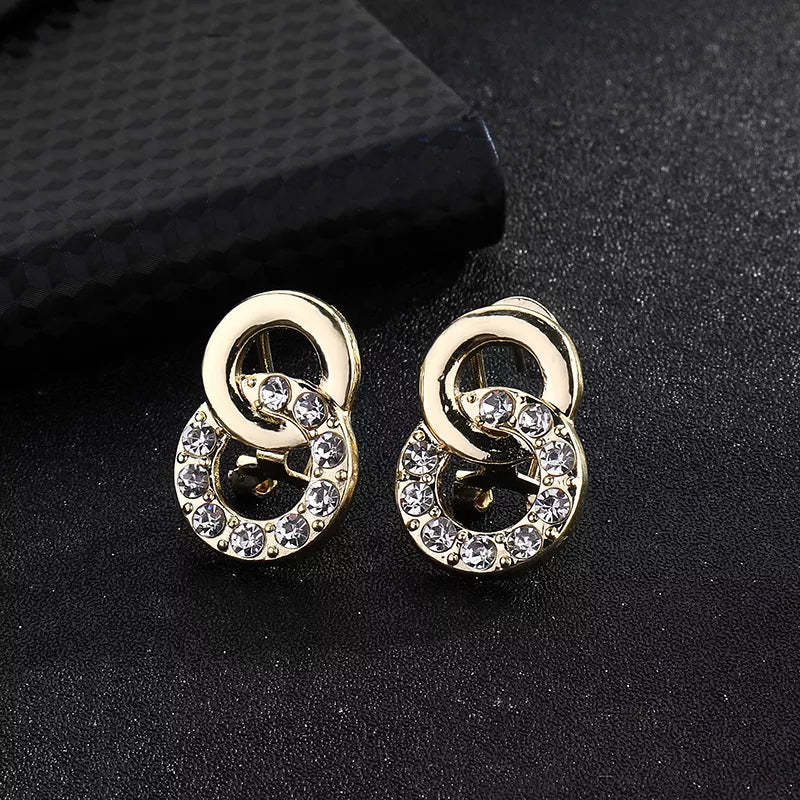 "Damsmyckesset i guld och silver med zirconia, innehåller halsband, armband, örhängen och ring, elegant design."