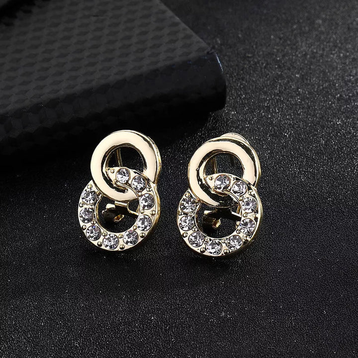 "Damsmyckesset i guld och silver med zirconia, innehåller halsband, armband, örhängen och ring, elegant design."