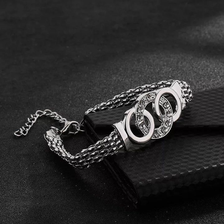 "Damsmyckesset i guld och silver med zirconia, innehåller halsband, armband, örhängen och ring, elegant design."