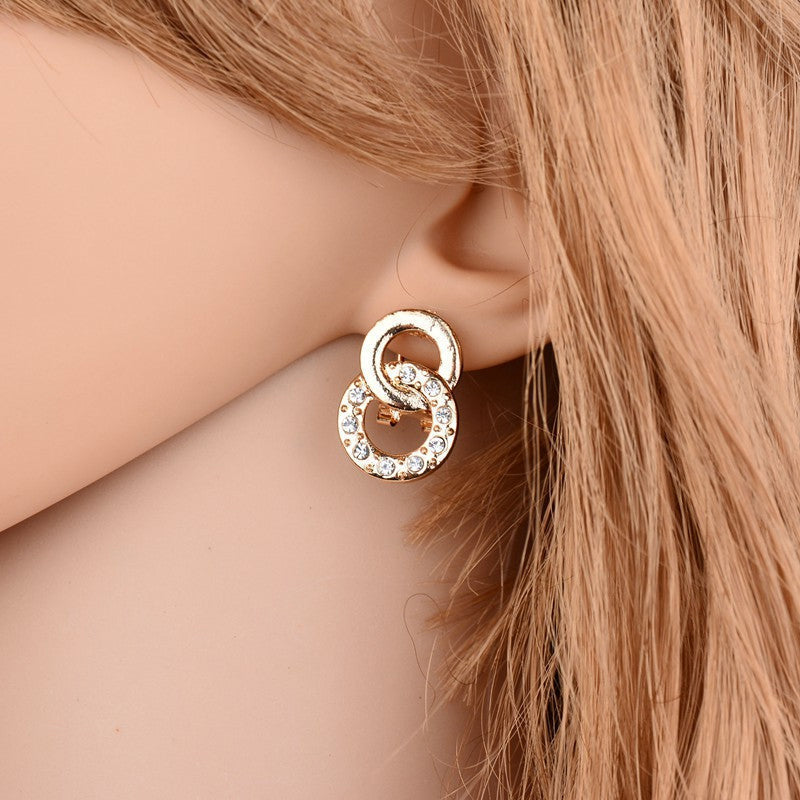 "Damsmyckesset i guld och silver med zirconia, innehåller halsband, armband, örhängen och ring, elegant design."