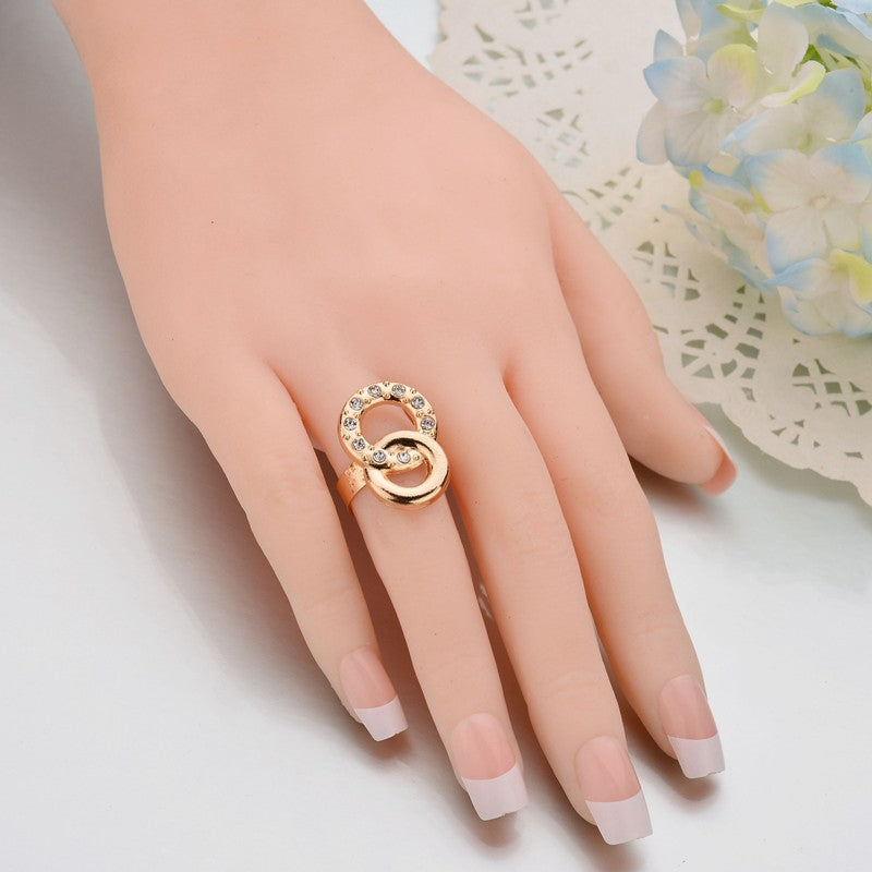 "Damsmyckesset i guld och silver med zirconia, innehåller halsband, armband, örhängen och ring, elegant design."