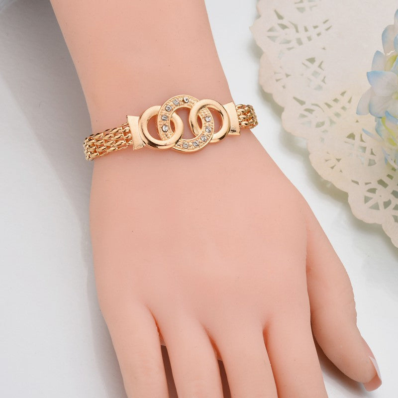 "Damsmyckesset i guld och silver med zirconia, innehåller halsband, armband, örhängen och ring, elegant design."