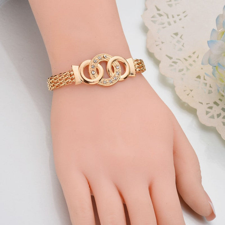 "Damsmyckesset i guld och silver med zirconia, innehåller halsband, armband, örhängen och ring, elegant design."
