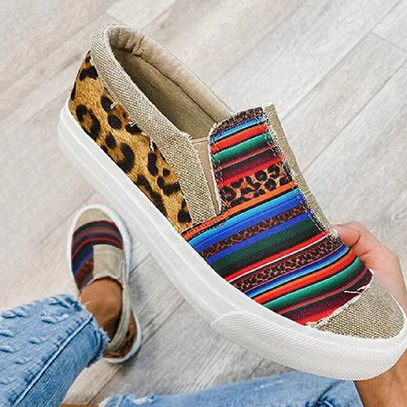 Damsneakers med färgglatt patchwork-design och canvasovandel som är bekväma och trendiga för vardagsanvändning.